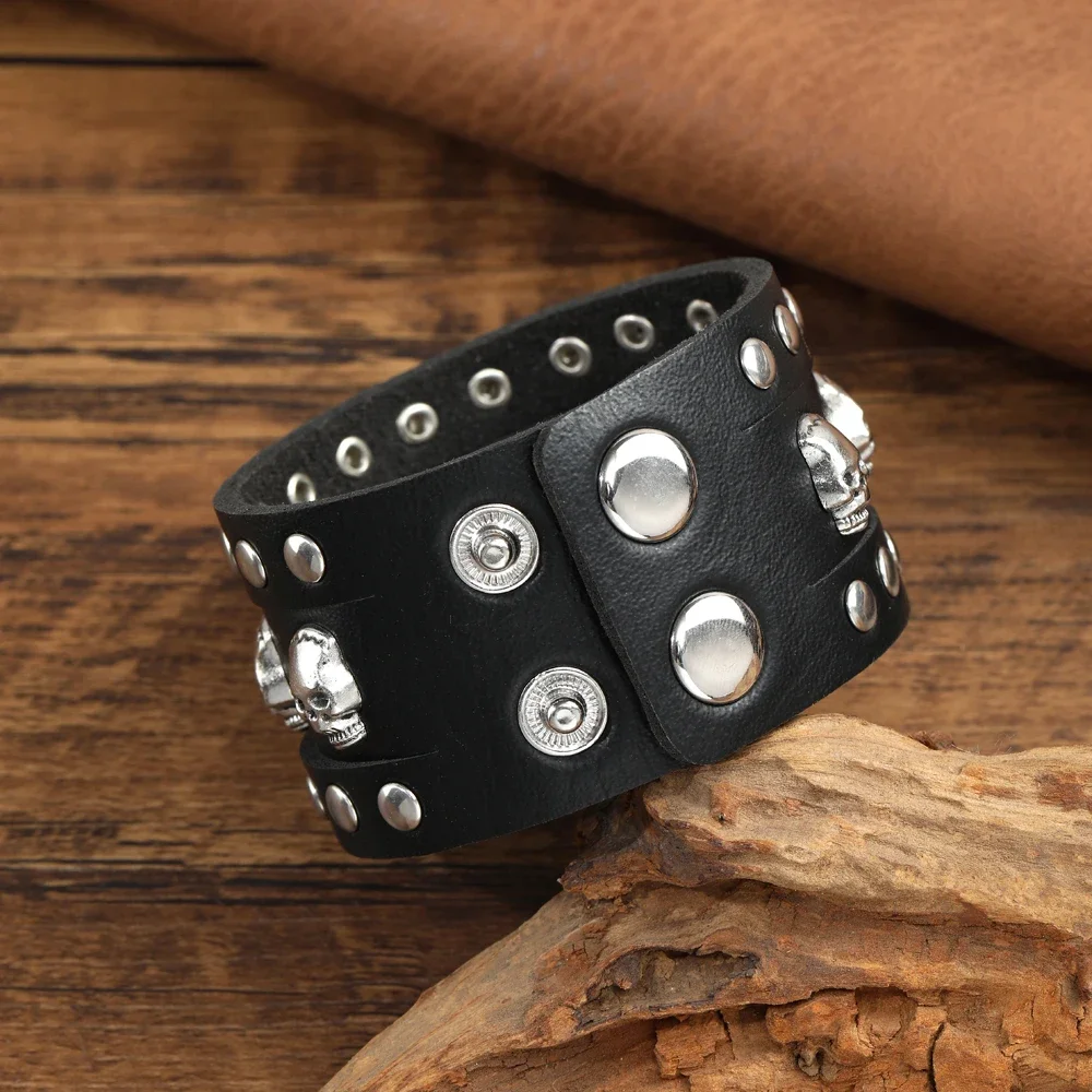 Wristband with skulls and rivet - 4