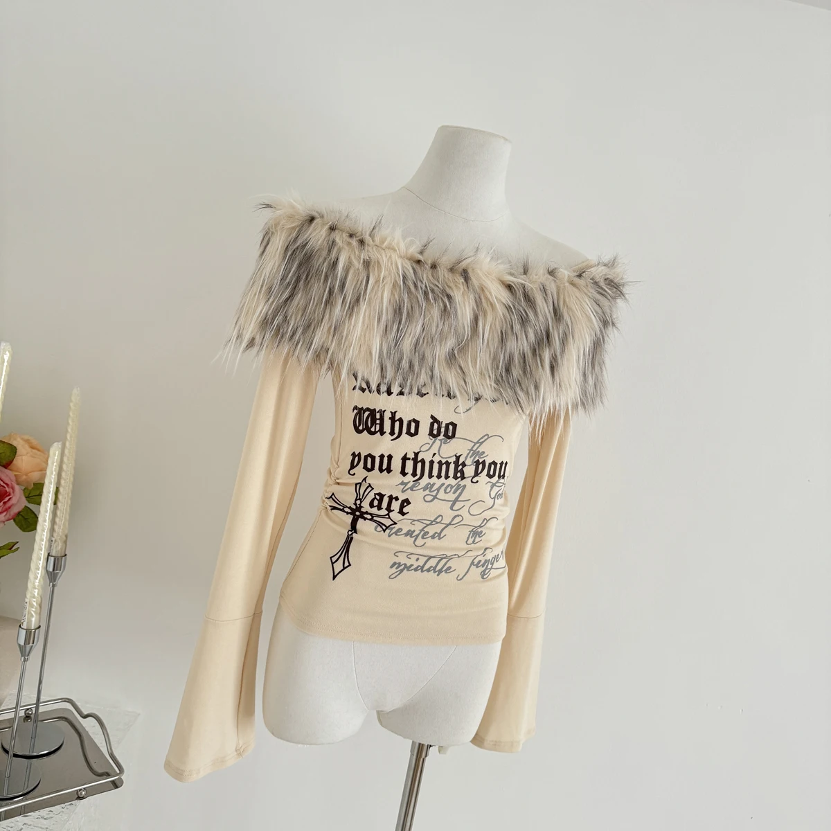 Off shoulder T-Shirt with fur collar - 2