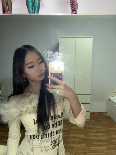 Off shoulder T-Shirt with fur collar photo review