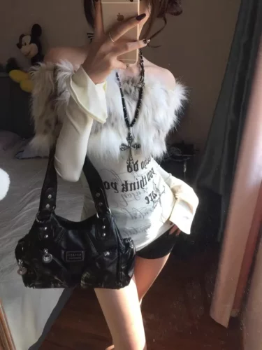 Off shoulder T-Shirt with fur collar photo review