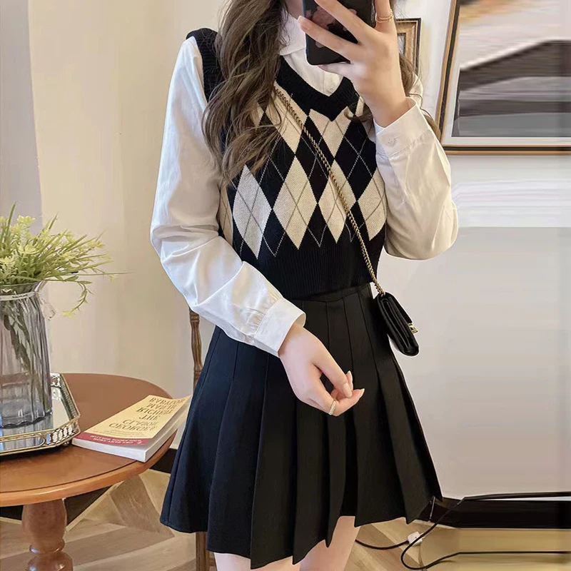 Dark Academia Argyle Knitted Vest - 3 Dark Academia Argyle Knitted Vest - 3